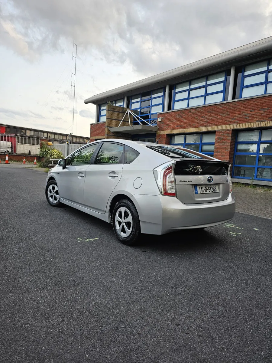 Toyota Prius Automatic Hybrid  2014 - Image 2