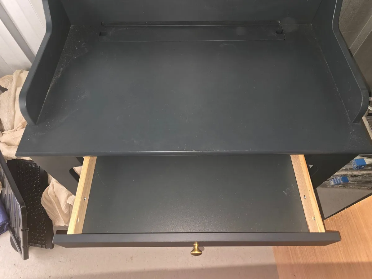 Office chair and desk sold separate - Image 2