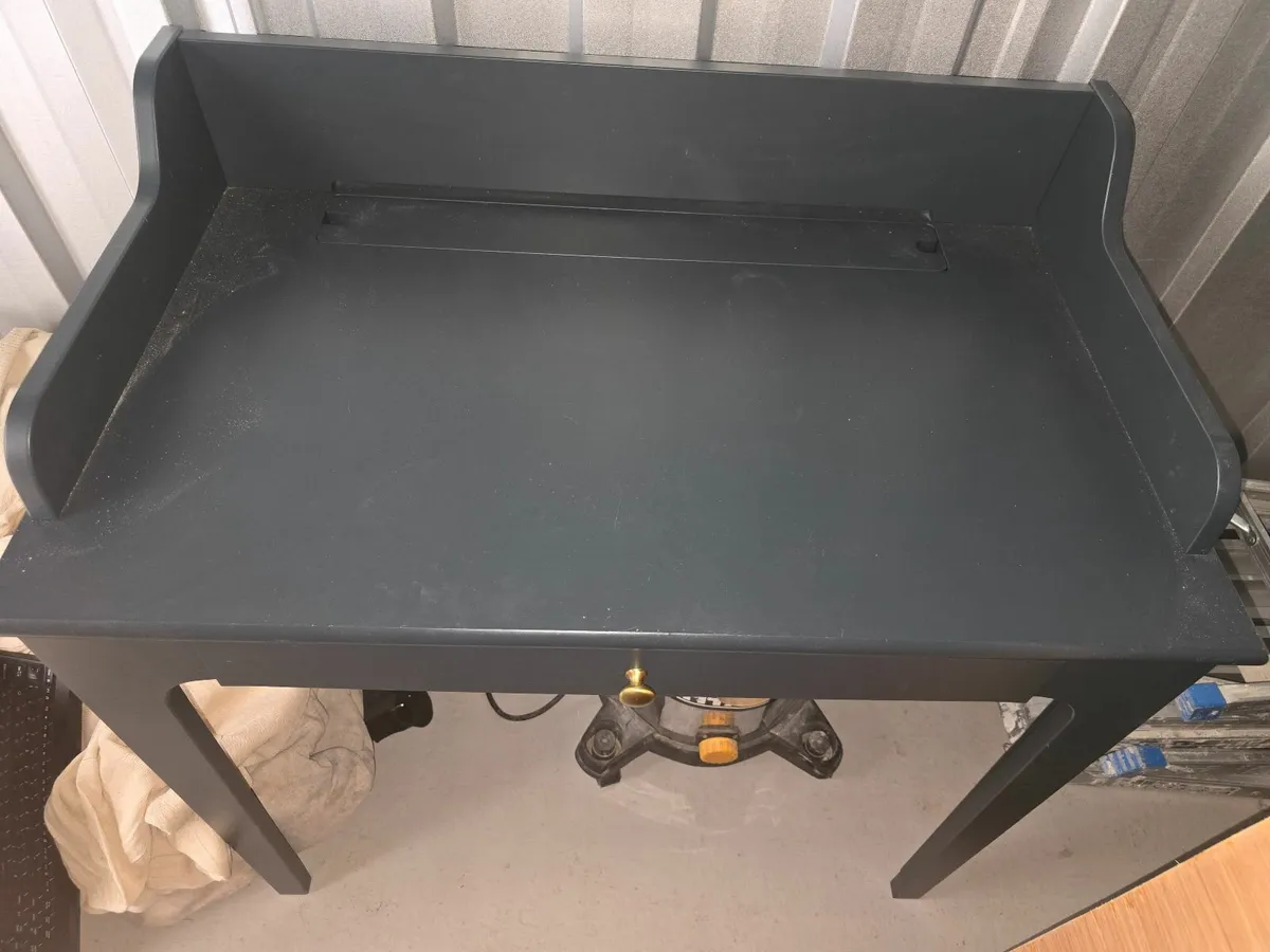 Office chair and desk sold separate - Image 3