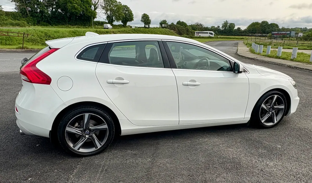 Volvo V40 2016 2.0 Diesel - Image 3