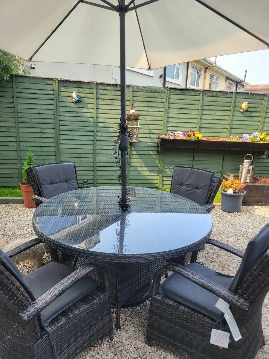 Garden table and chairs - Image 1