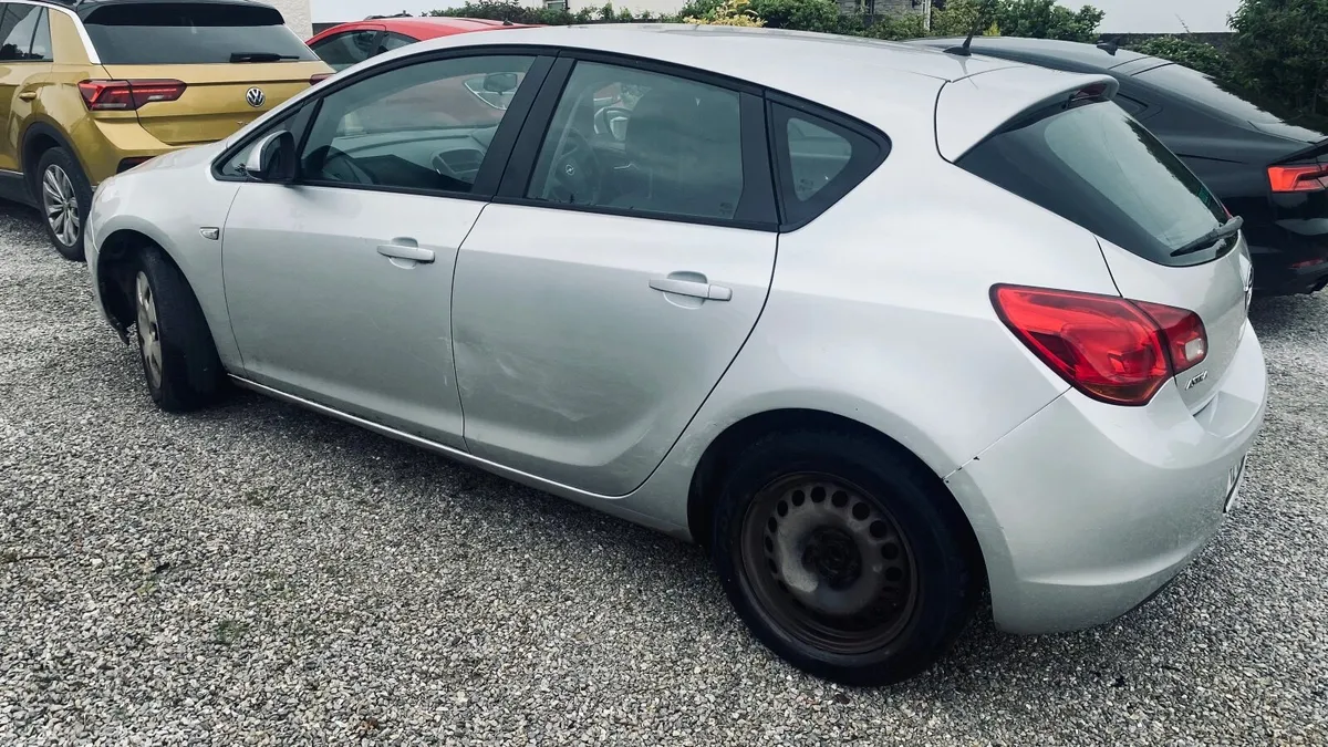 Opel Astra 2012 - Image 1