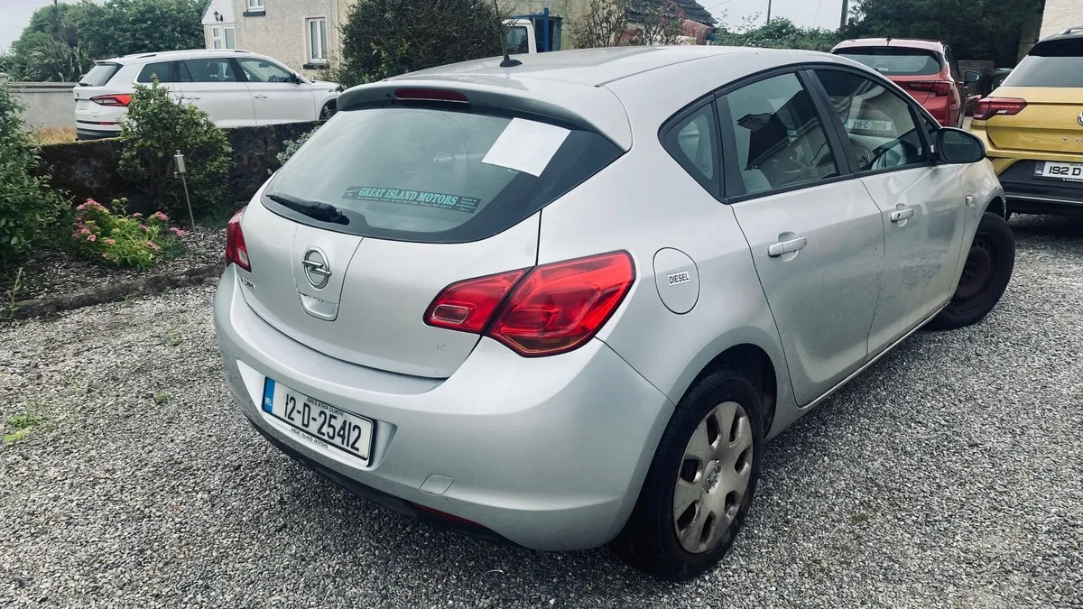 Opel Astra 2012 - Image 2