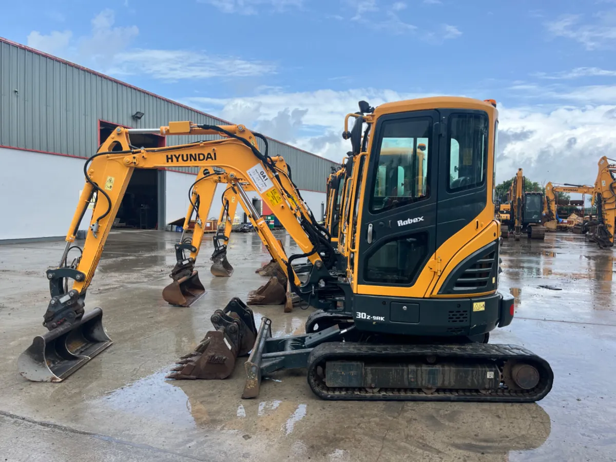 2021 Hyundai  R30Z-9AK - Image 1