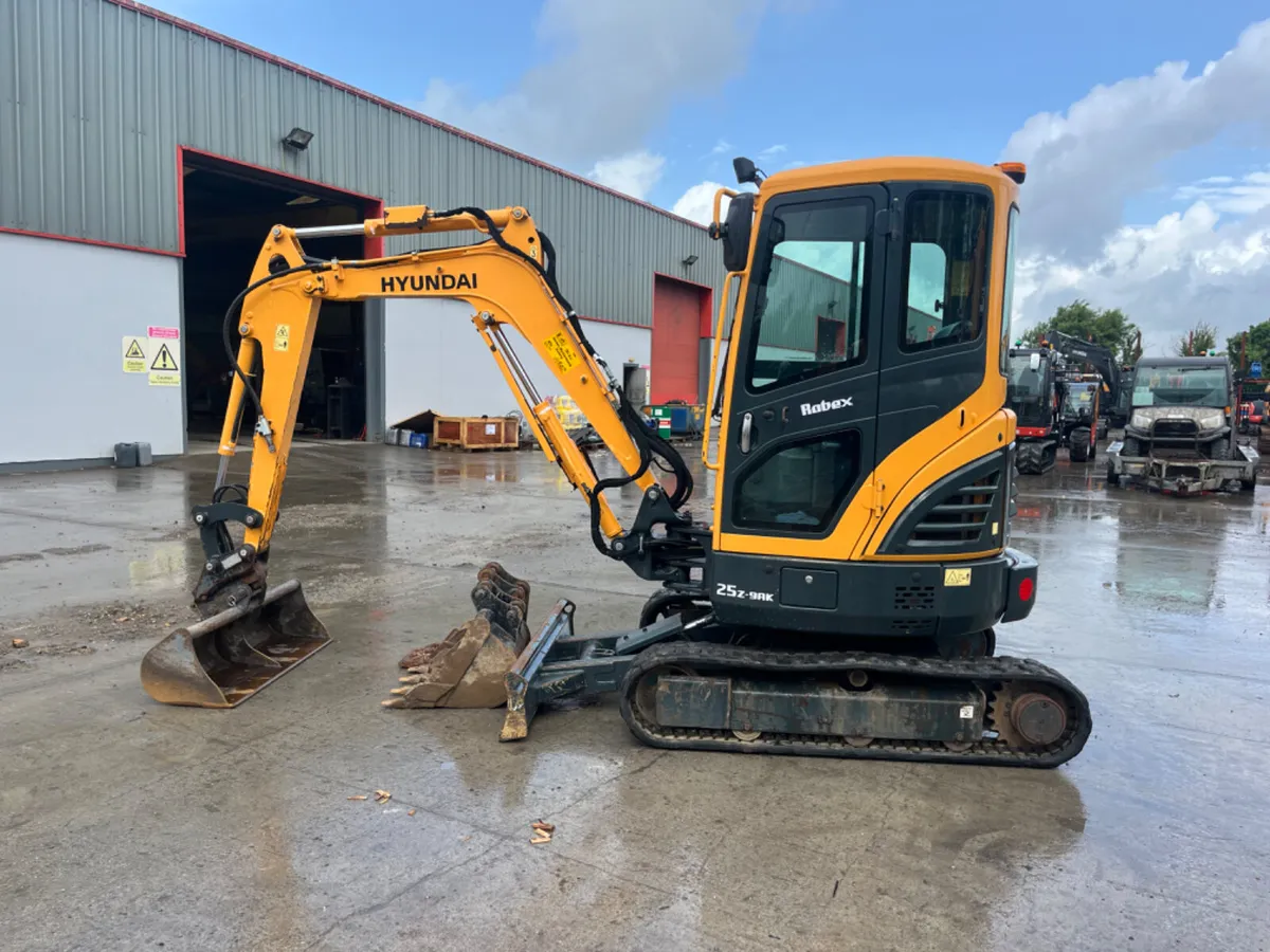 2021 Hyundai R25Z-9AK - Image 1