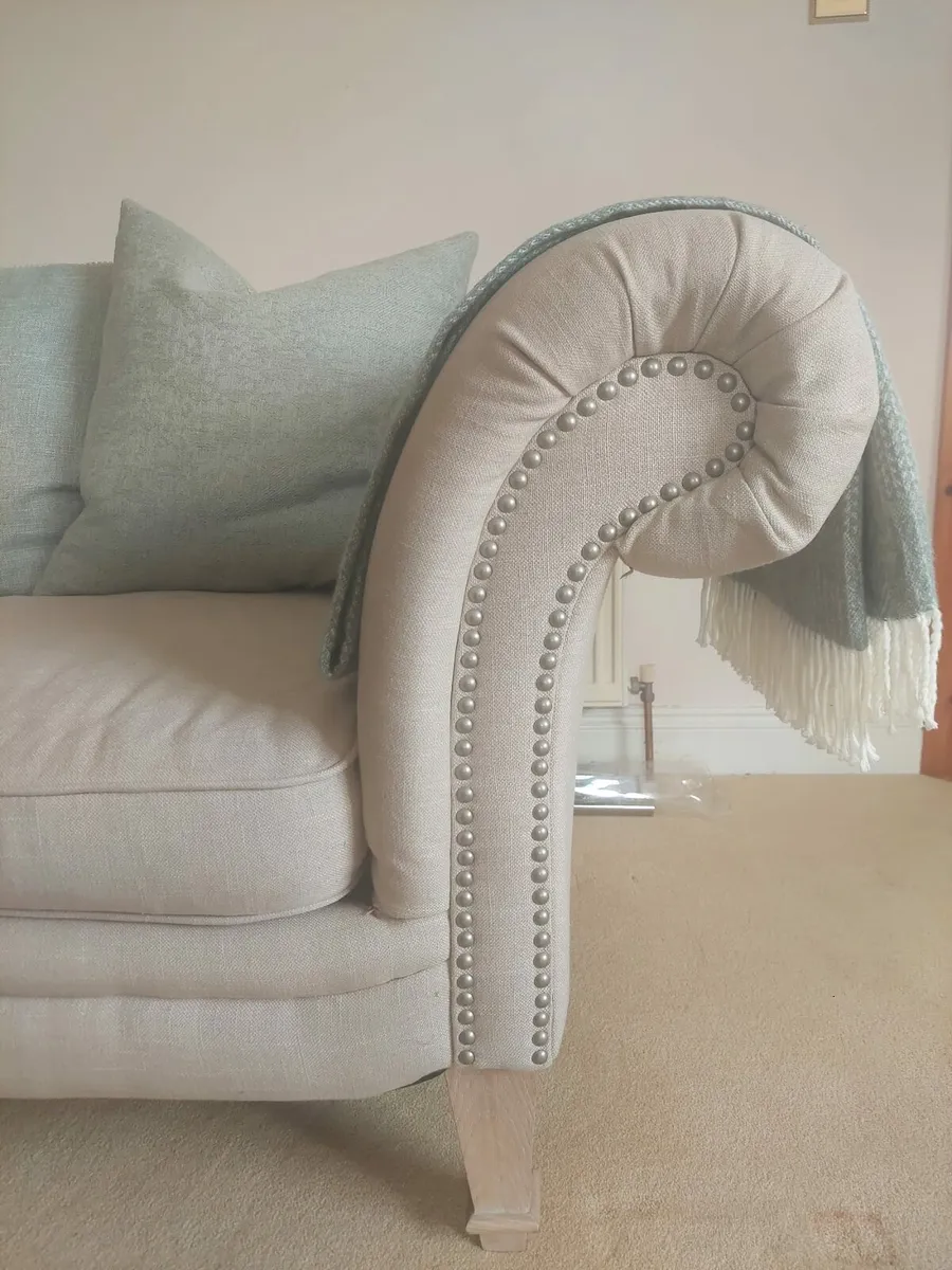 Chesterfield sofas - Image 3