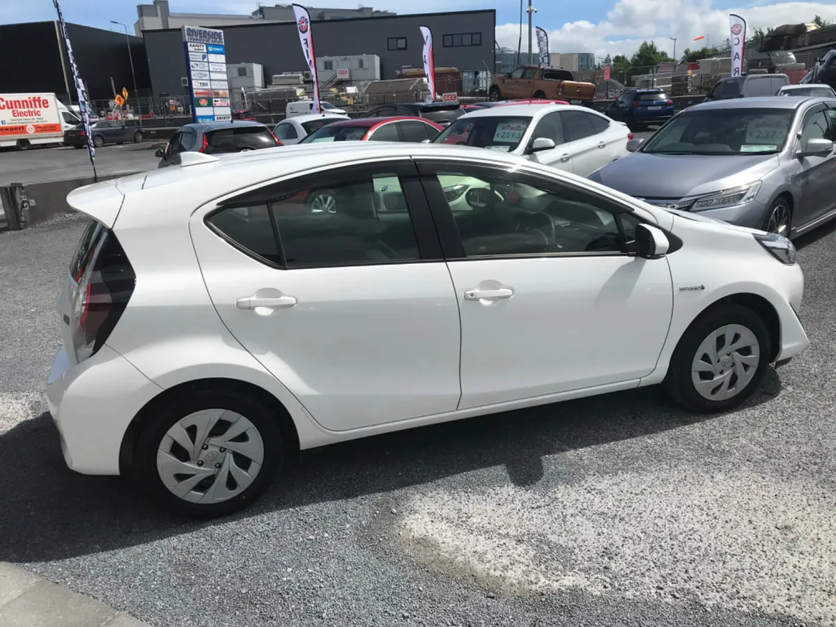 2019 TOYOTA AQUA WHITE AUTO - Image 4