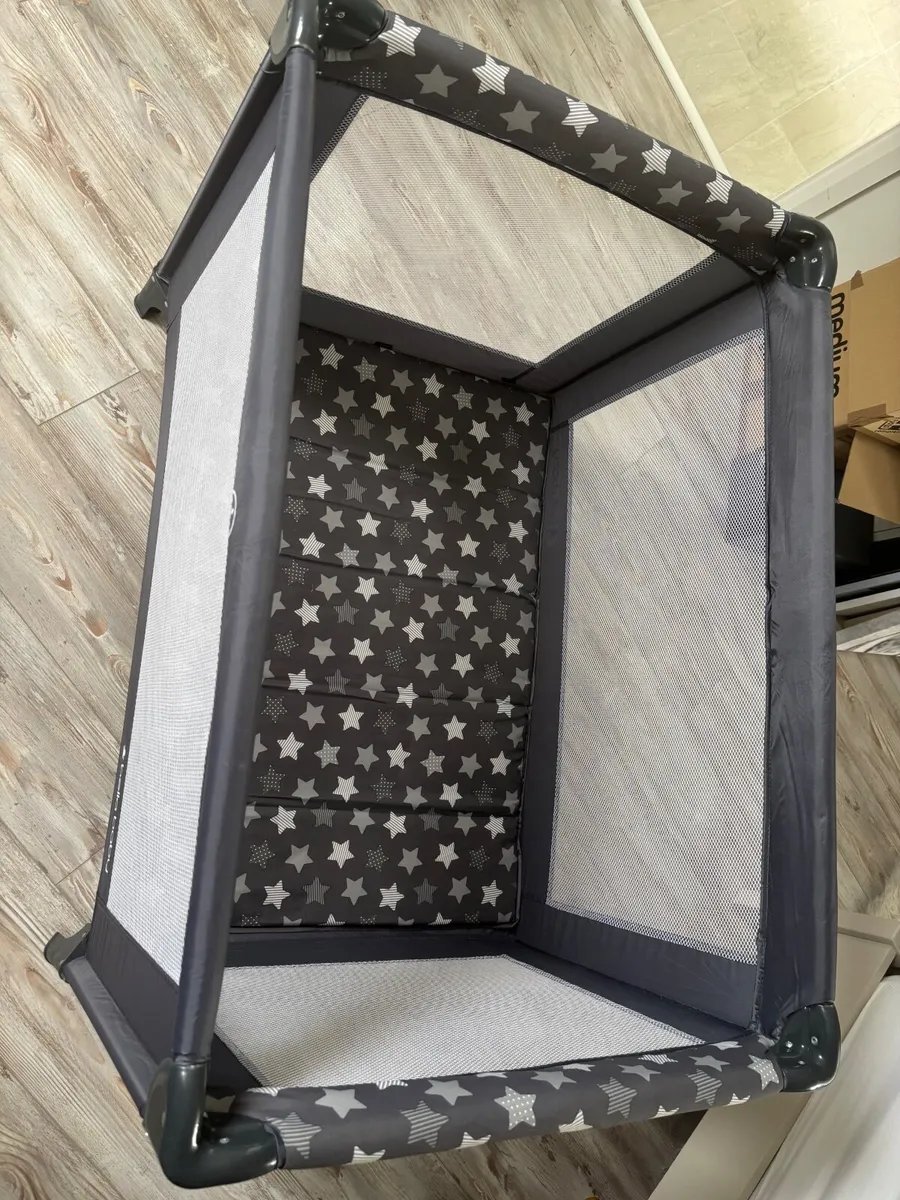 Travel cot - Image 1