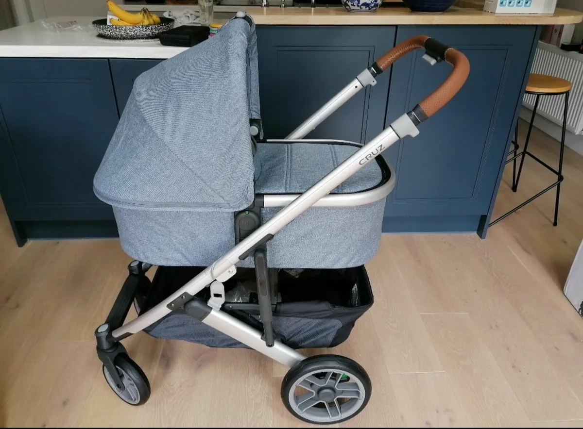 Uppa Baby Cruz with Bassinet and Footmuff - Image 1