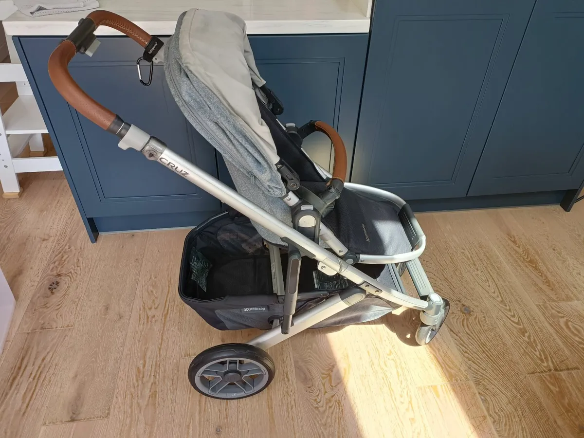 Uppa Baby Cruz with Bassinet and Footmuff - Image 3