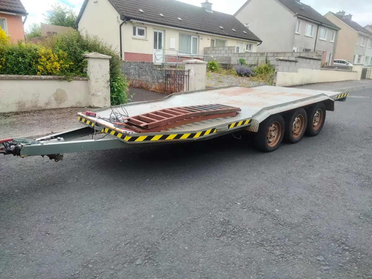 BIG FLATBED 6 WHEELER TRAILER WITH LOADING RAMPS - Image 2