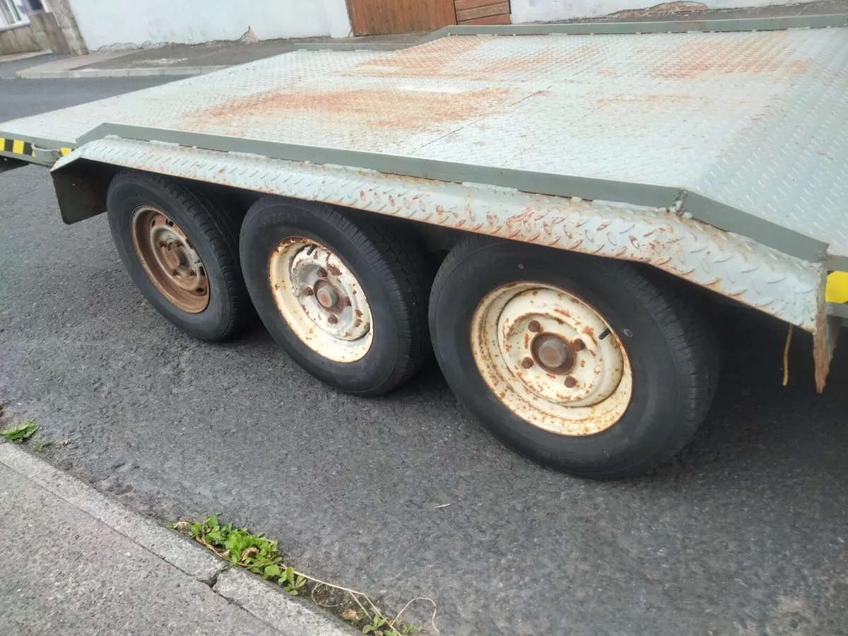 BIG FLATBED 6 WHEELER TRAILER WITH LOADING RAMPS - Image 3