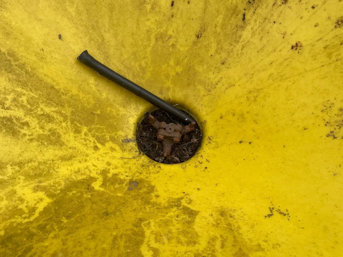 Fertiliser spreader - in need of repair - Image 2