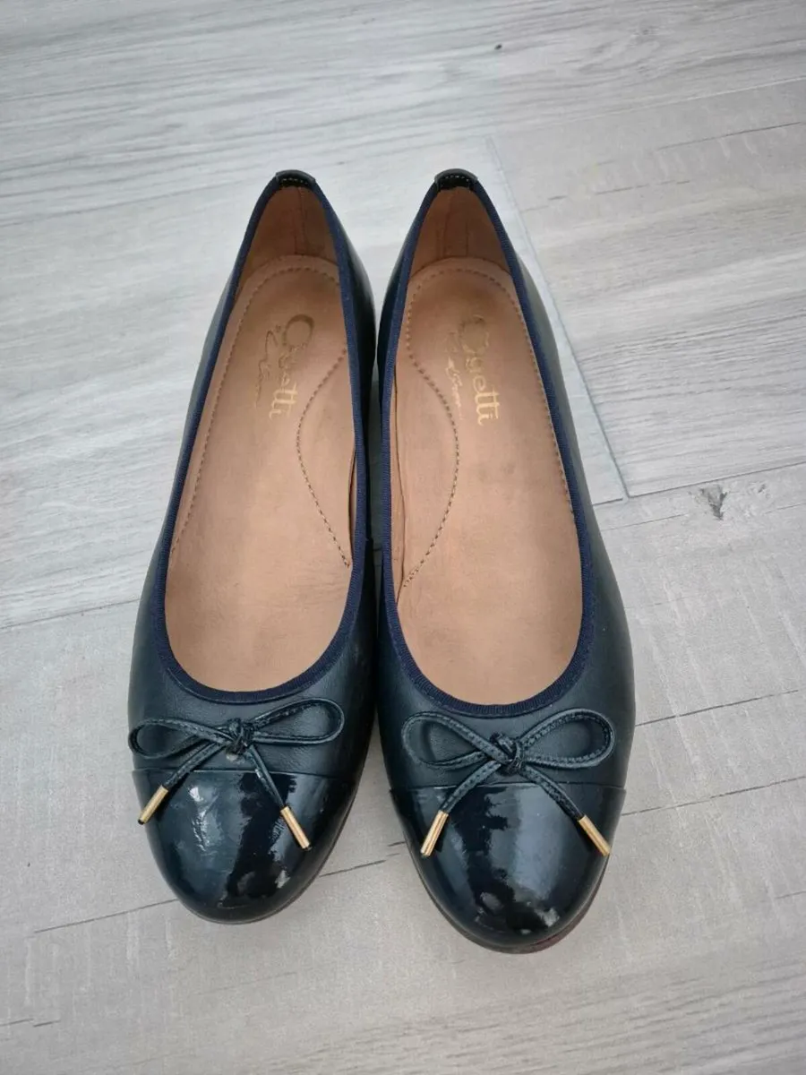 Navy flat leather pumps - Image 1