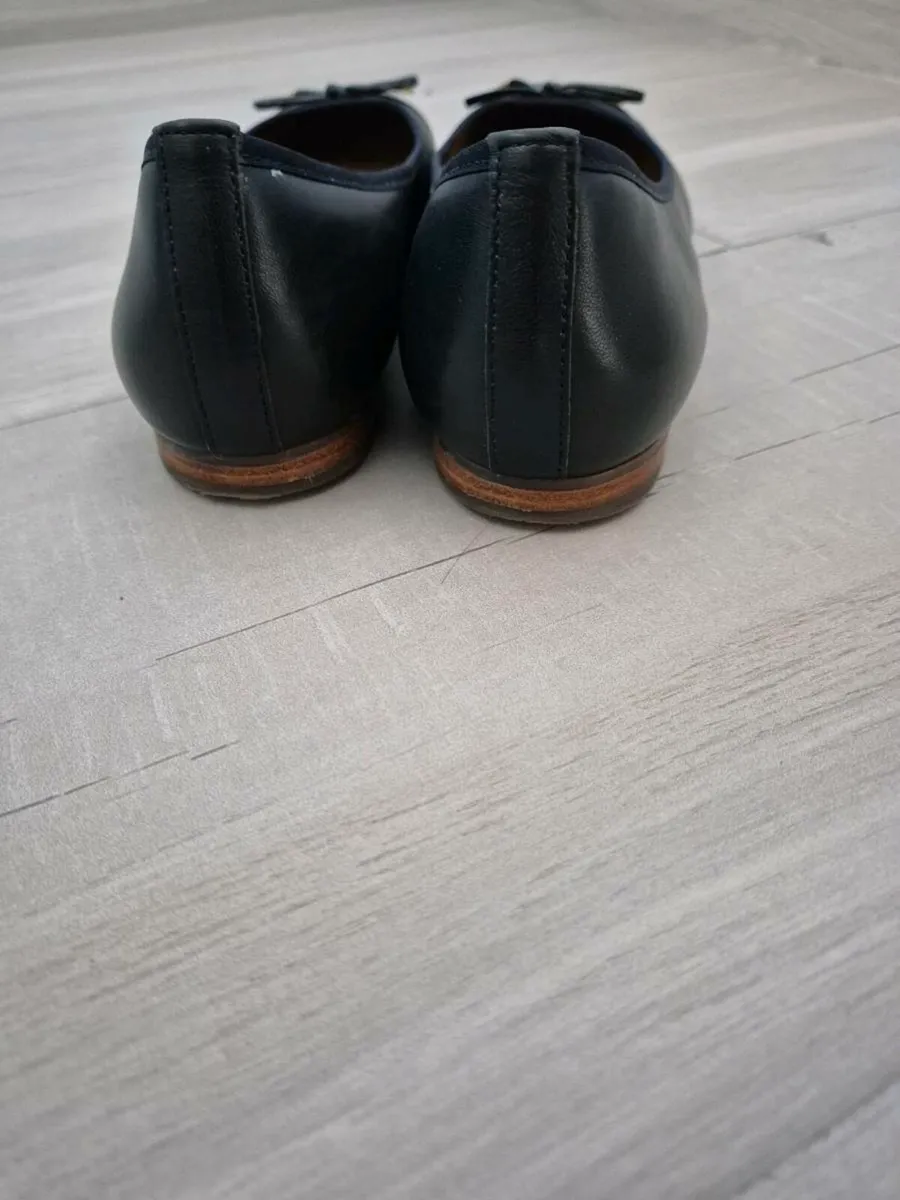 Navy flat leather pumps - Image 2