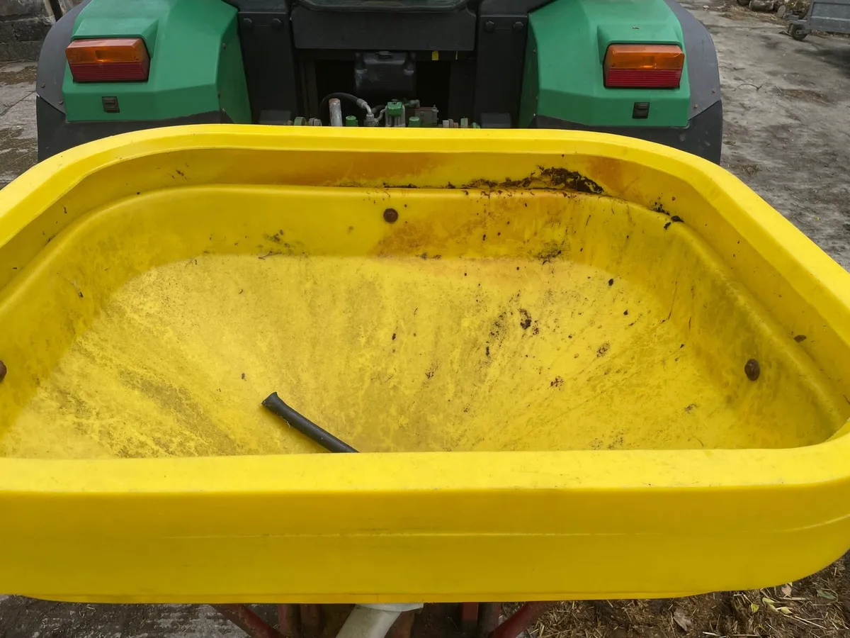 Fertiliser spreader - in need of repair - Image 3