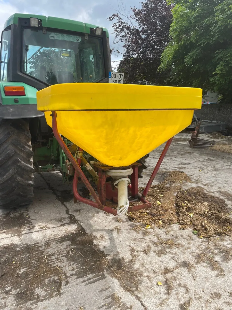 Fertiliser spreader - in need of repair - Image 4