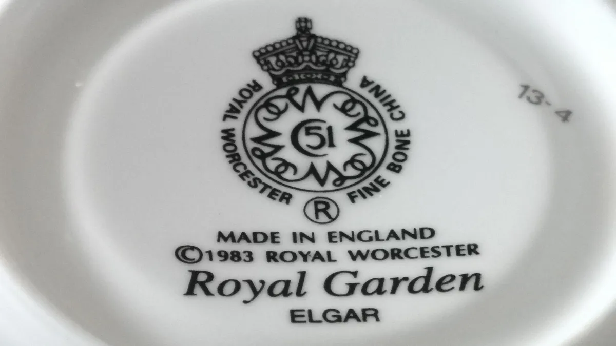 Vintage Royal Worcester Teacups & Saucers - Image 2