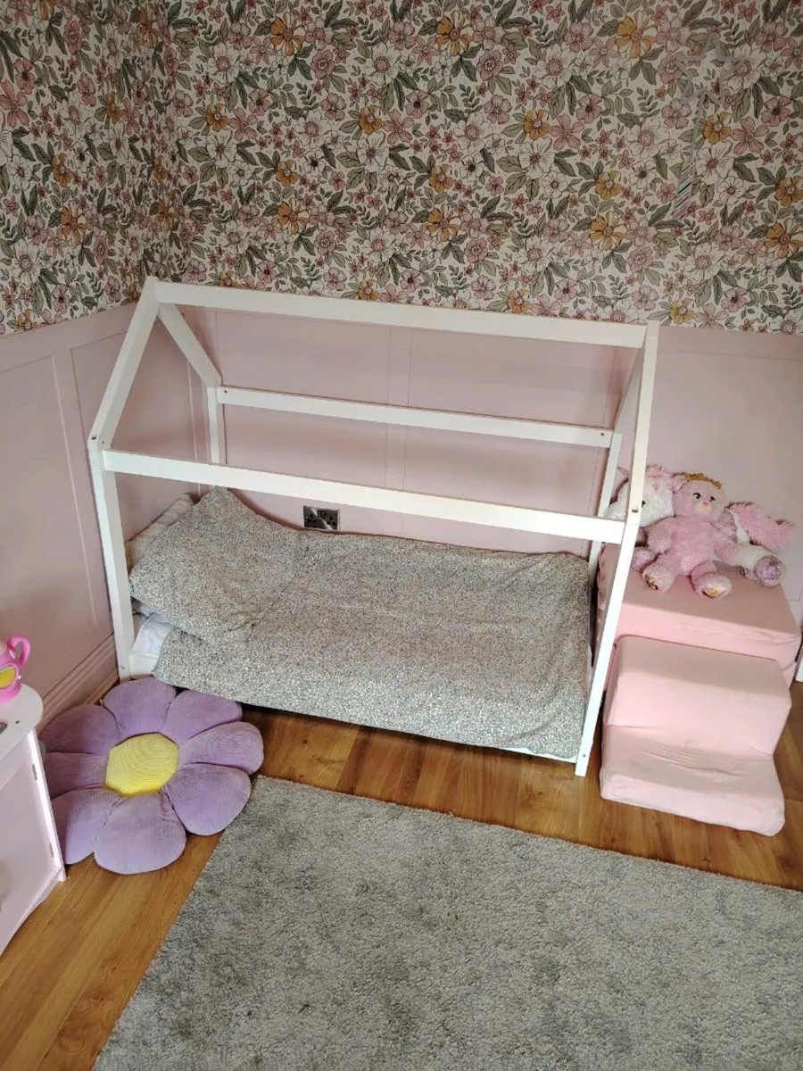 Toddler house bed - Image 1