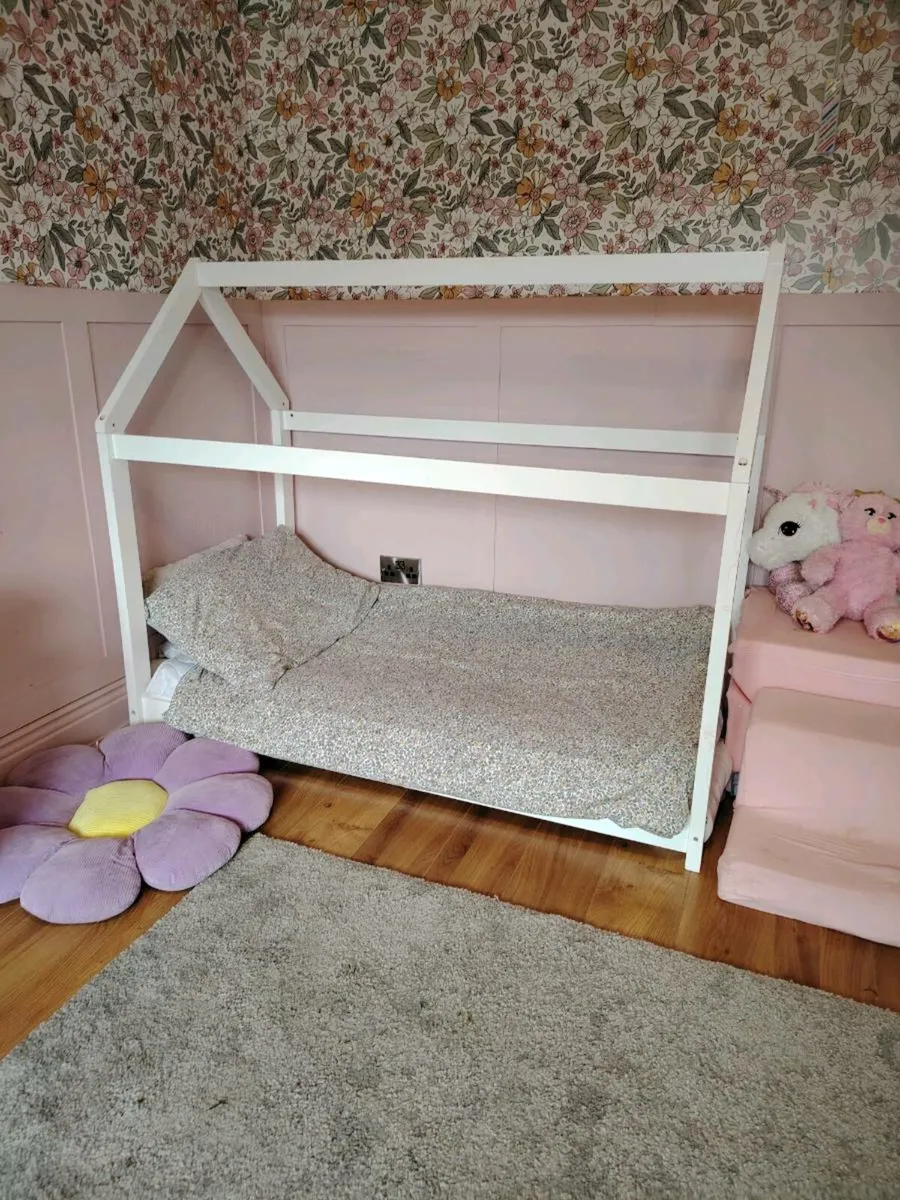 Toddler house bed - Image 2