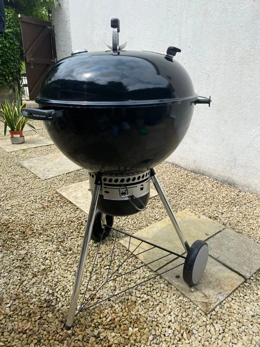 Weber charcoal Barbecue - Image 1