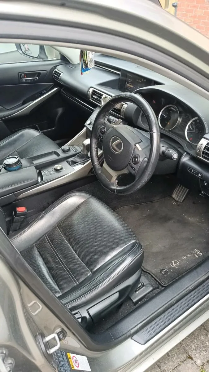 Lexus is300H - Image 4