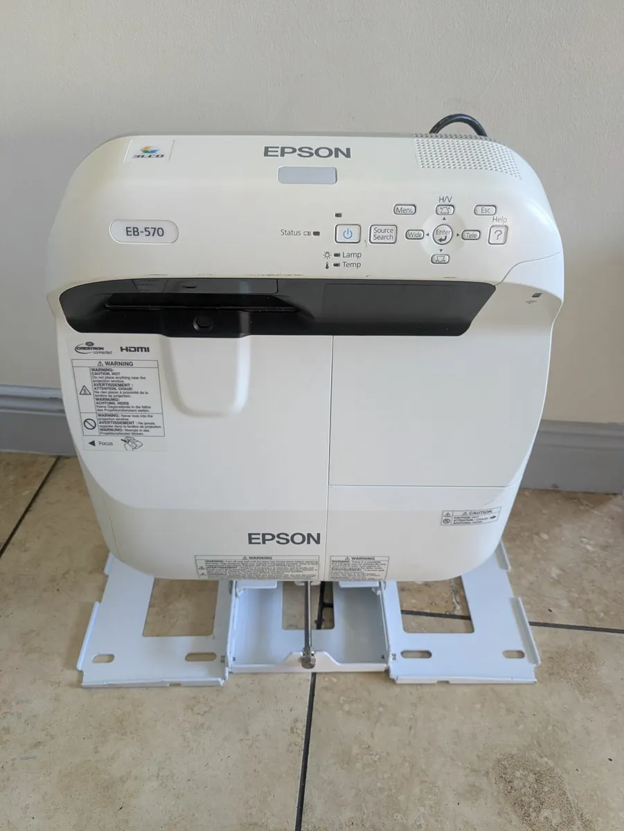 Short throw projector - Image 1