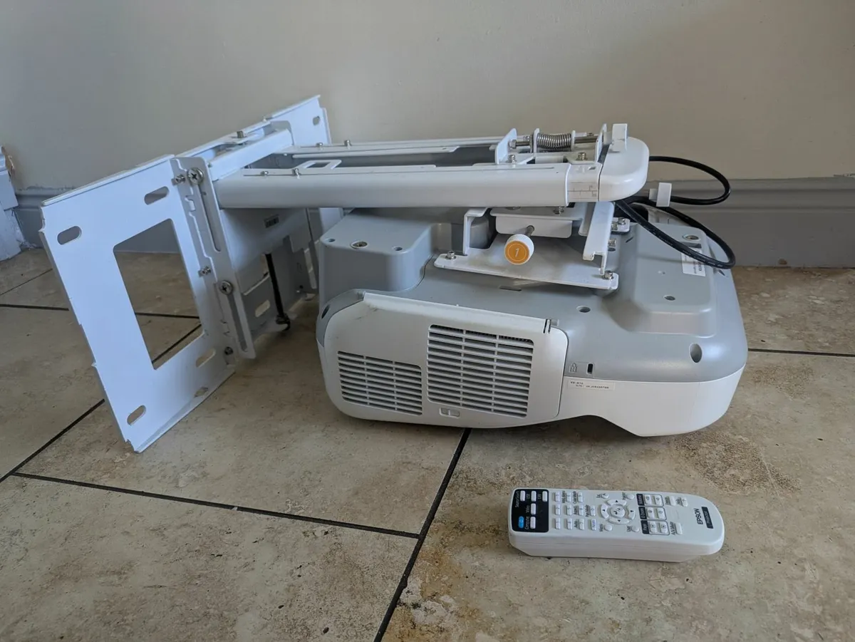 Short throw projector - Image 2