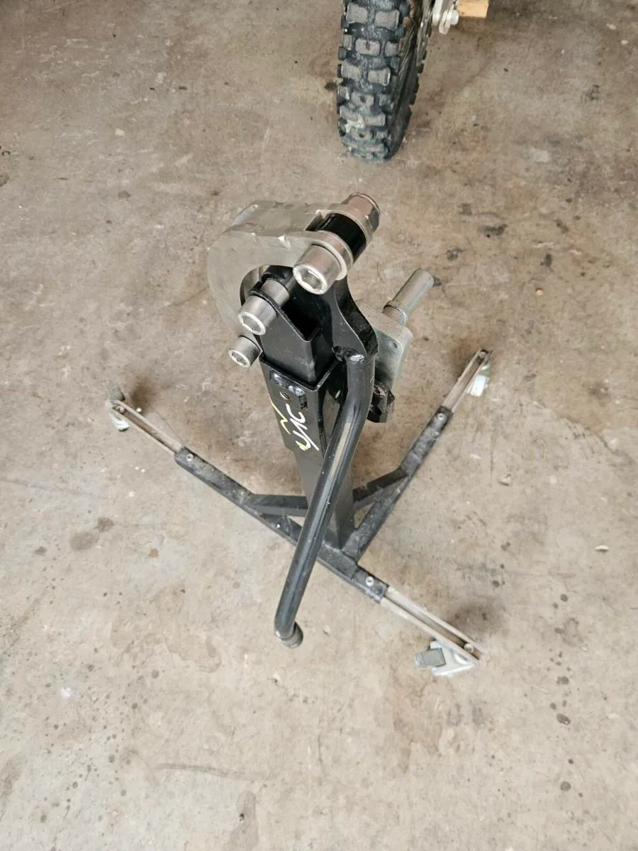 Central lift constands paddock stand - Image 2