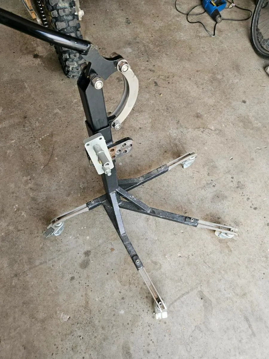 Central lift constands paddock stand - Image 3