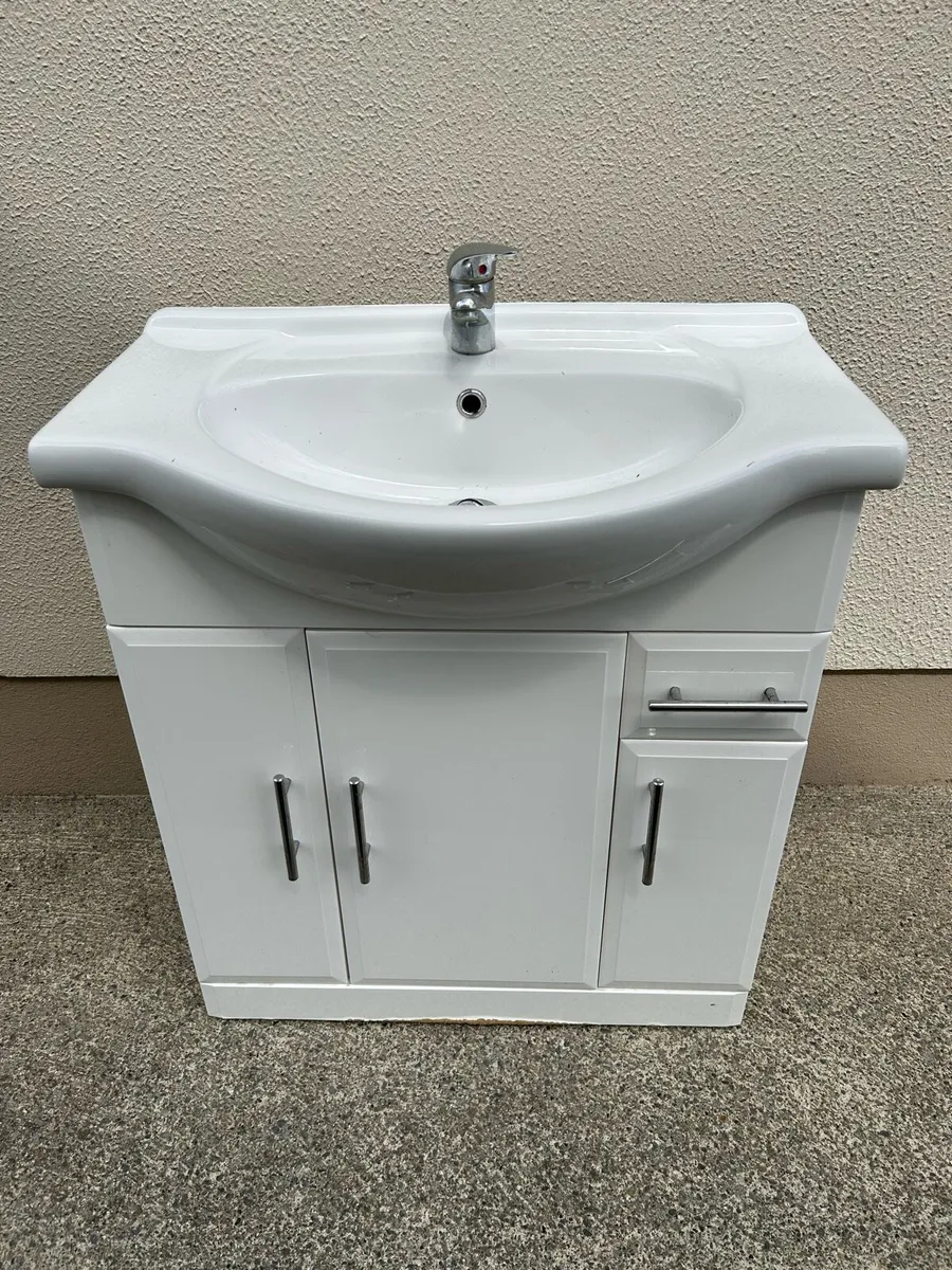 Bathroom sink/tap and cabinet - Image 1