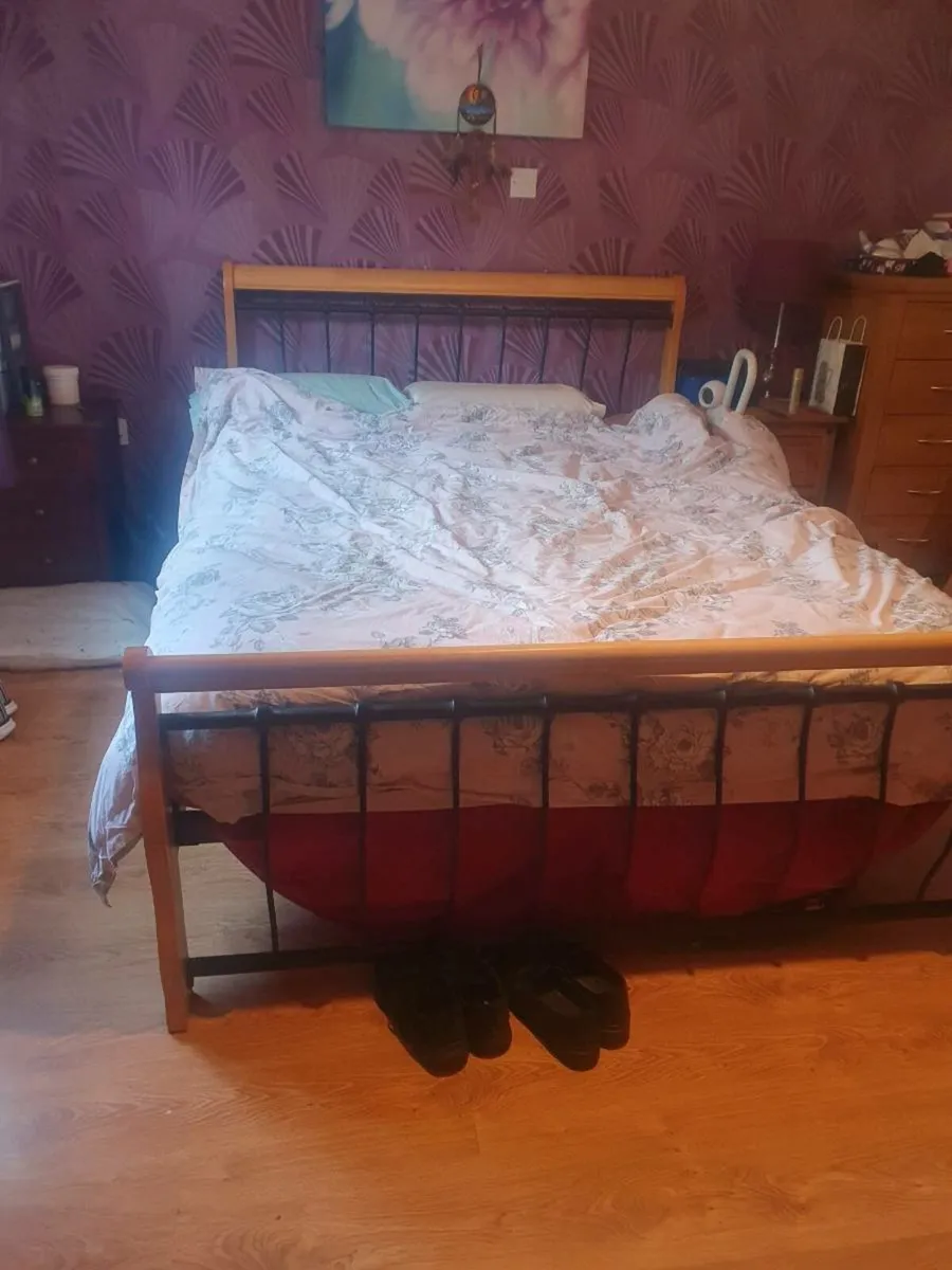 King size bed - Image 1