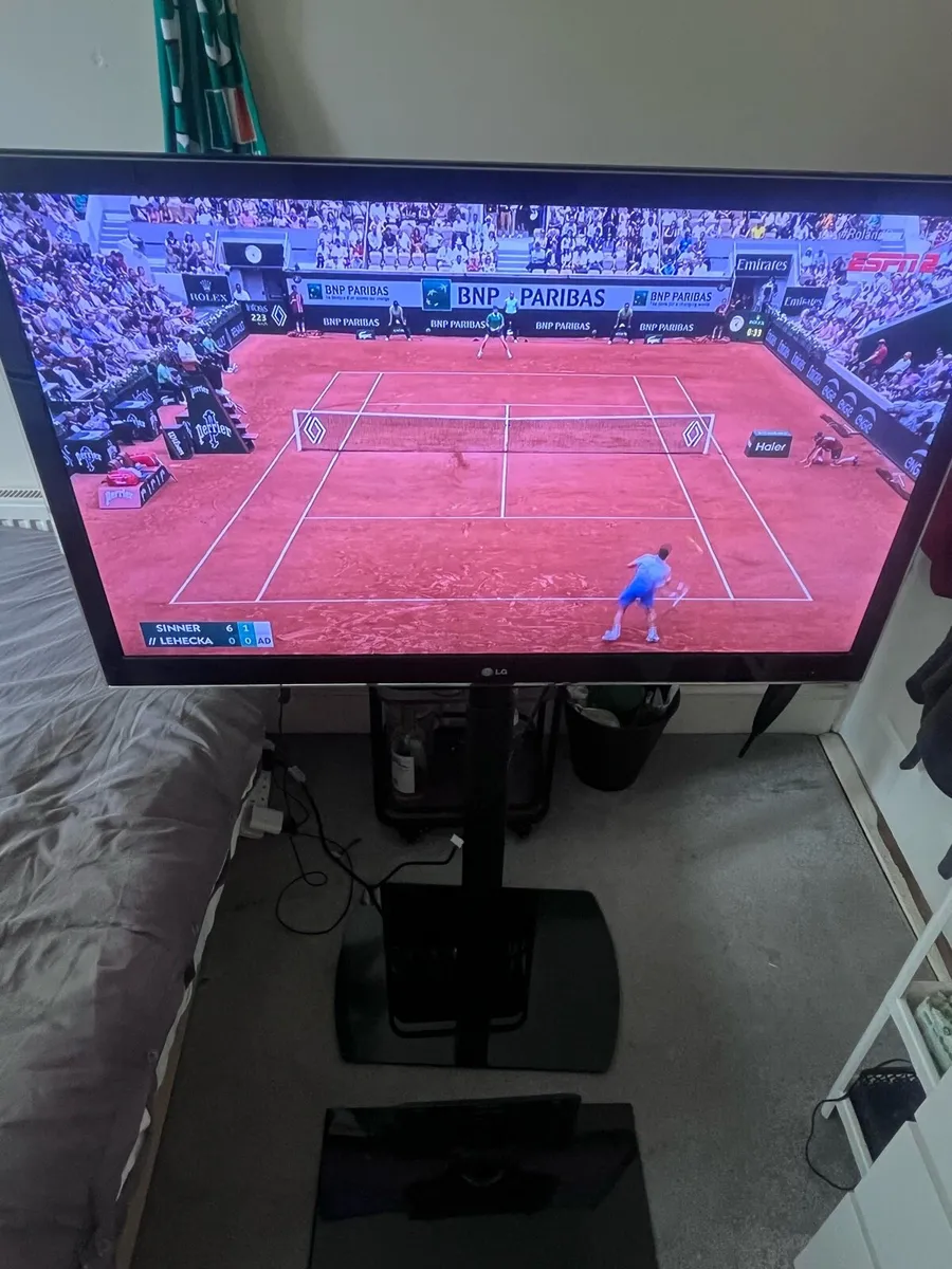 Selling TV 47 LG *NOT SMART* - Image 1