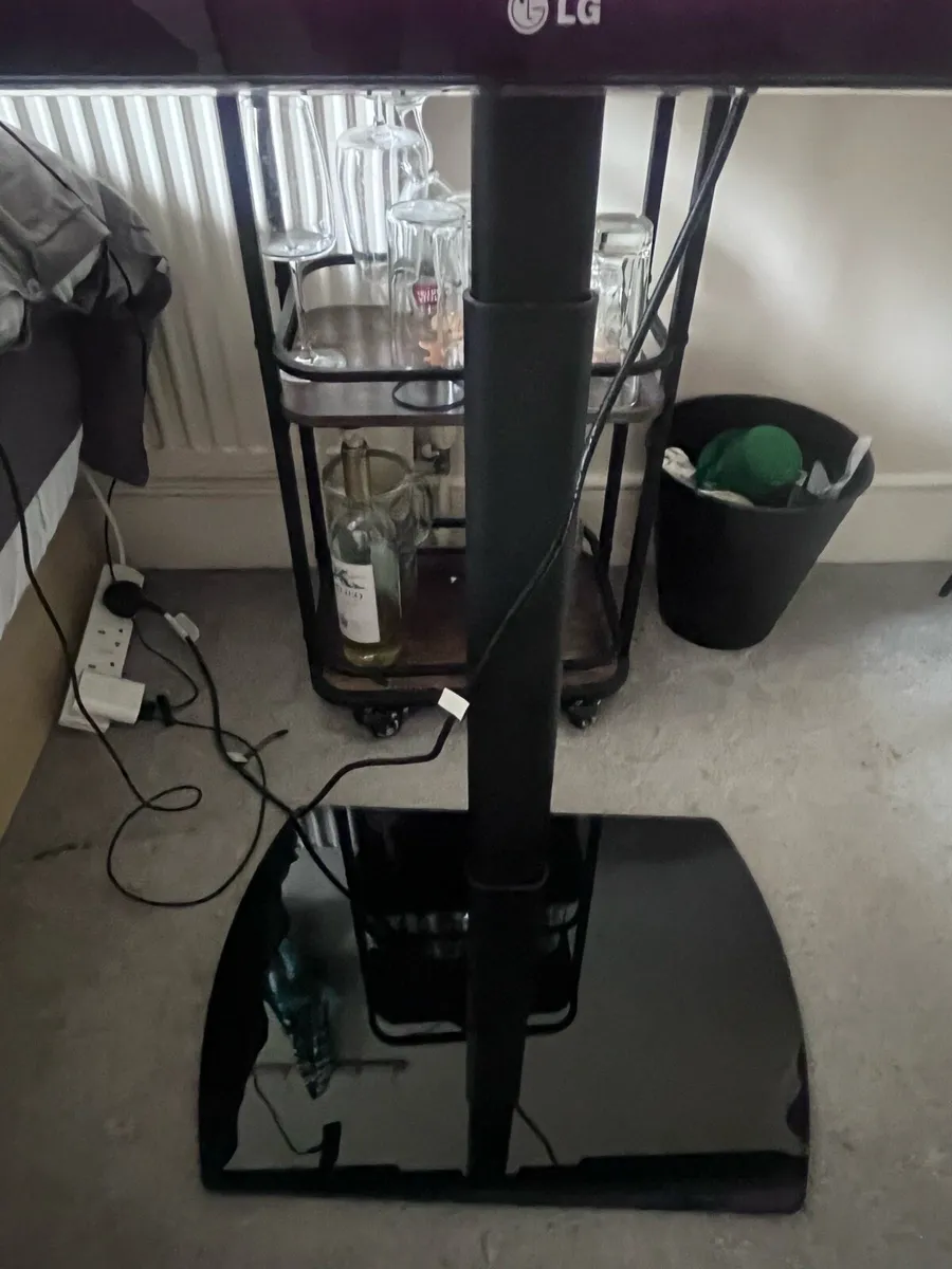 Selling TV 47 LG *NOT SMART* - Image 2