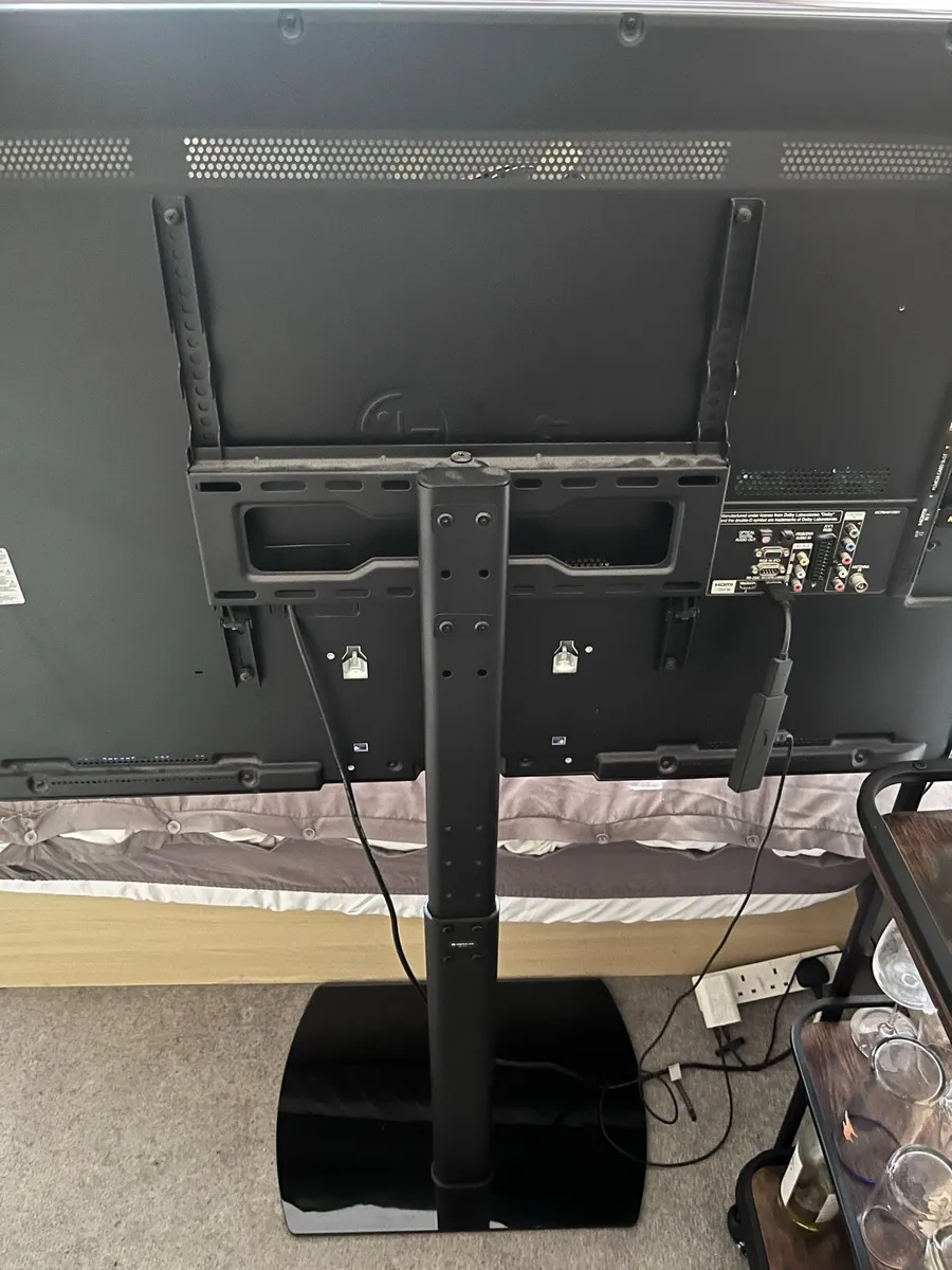 Selling TV 47 LG *NOT SMART* - Image 4