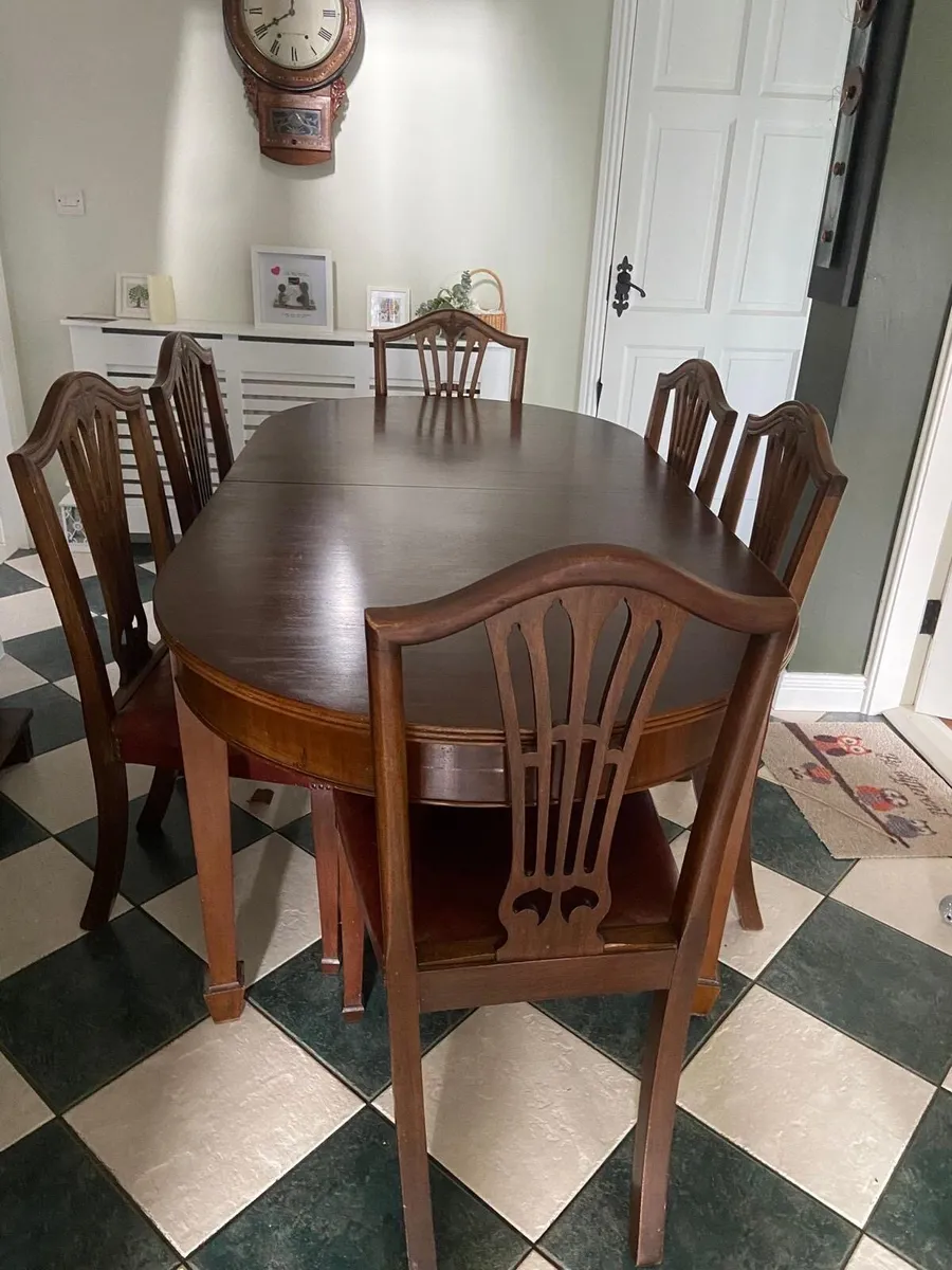 Mahogany table and chairs - Image 3