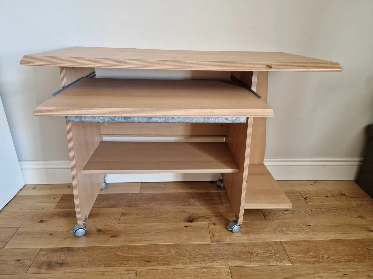 Computer desk - Image 1