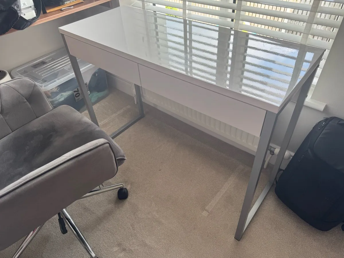 Computer desk - Image 1