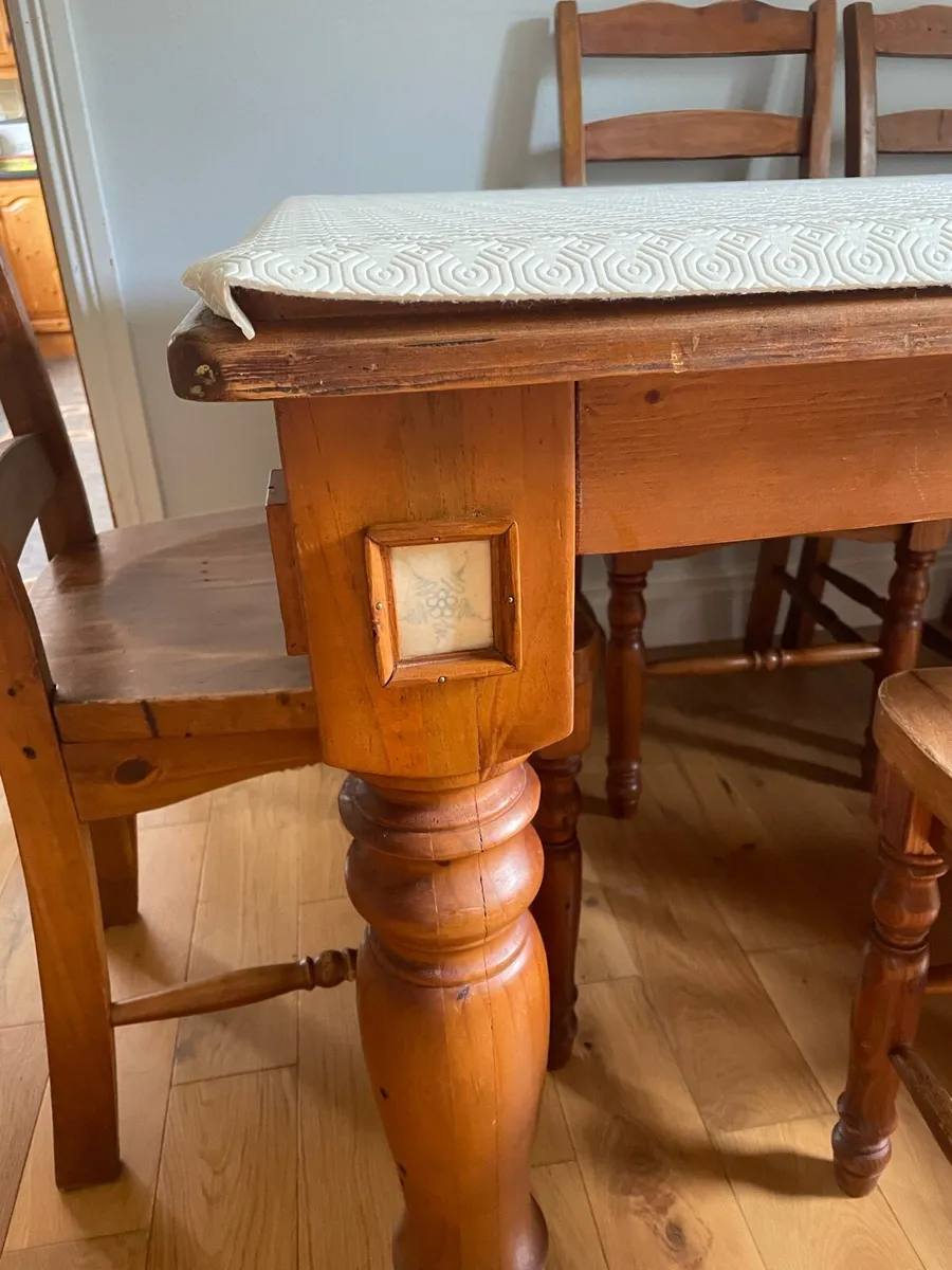 Kitchen dining table with 6 matching chairs - Image 4