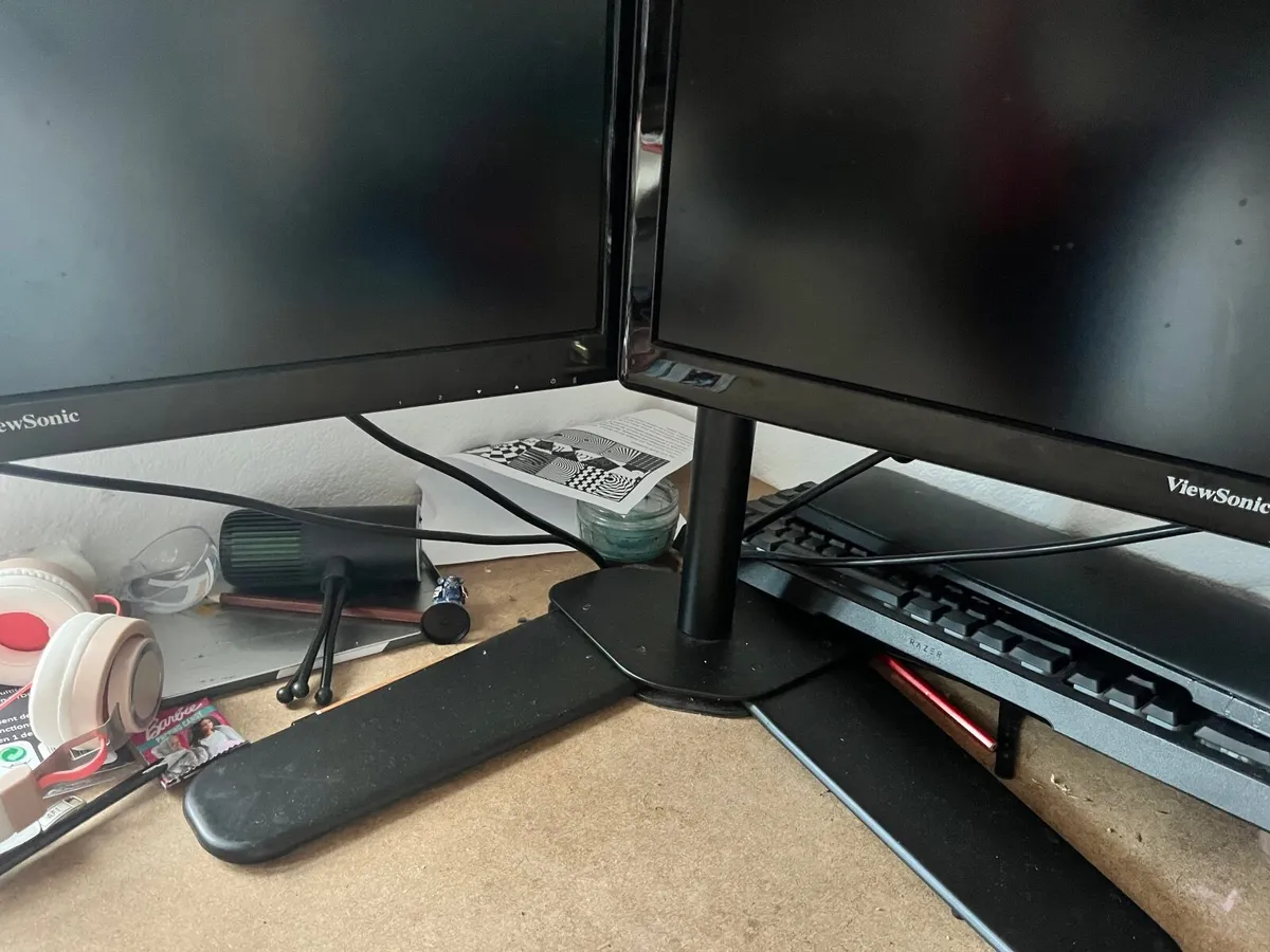Computer Screens - Image 2