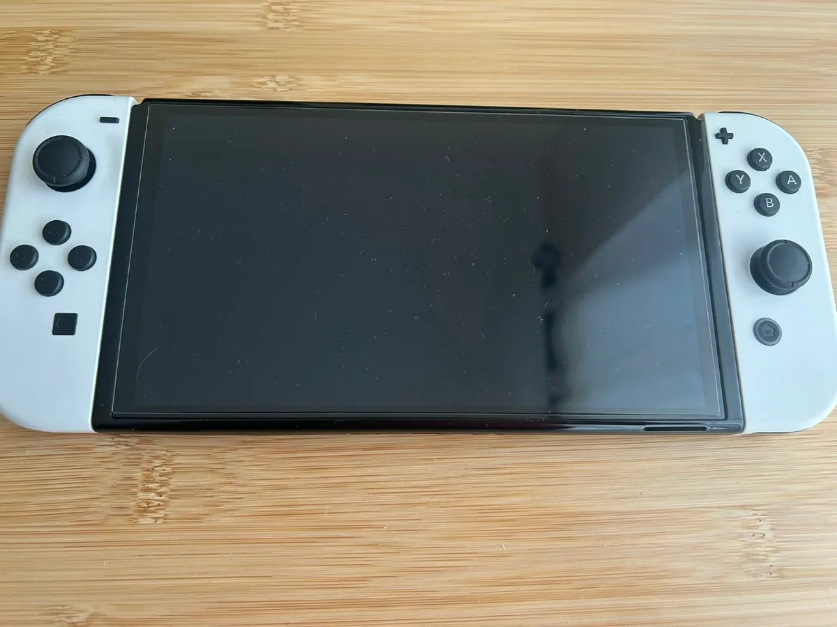 Nintendo Switch OLED + 7 Games + Controller - Image 2
