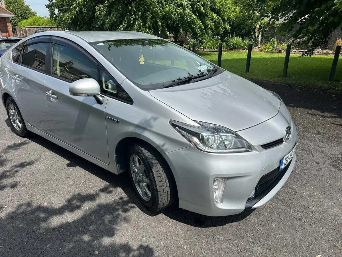 Toyota Prius Hybrid 2015 - Image 2