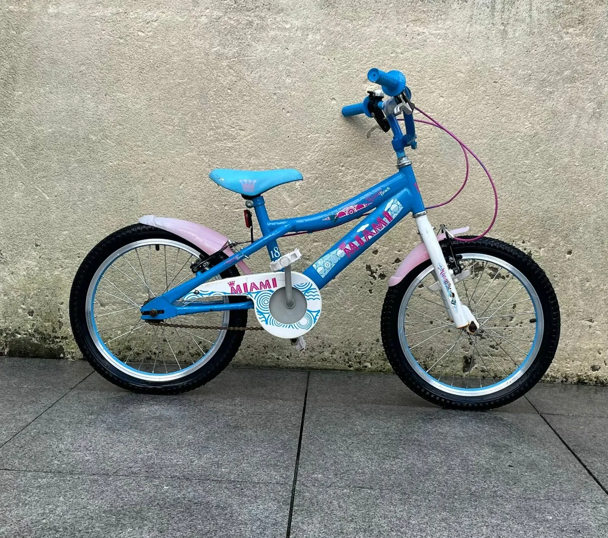 Girls bike 20" wheels - Image 1