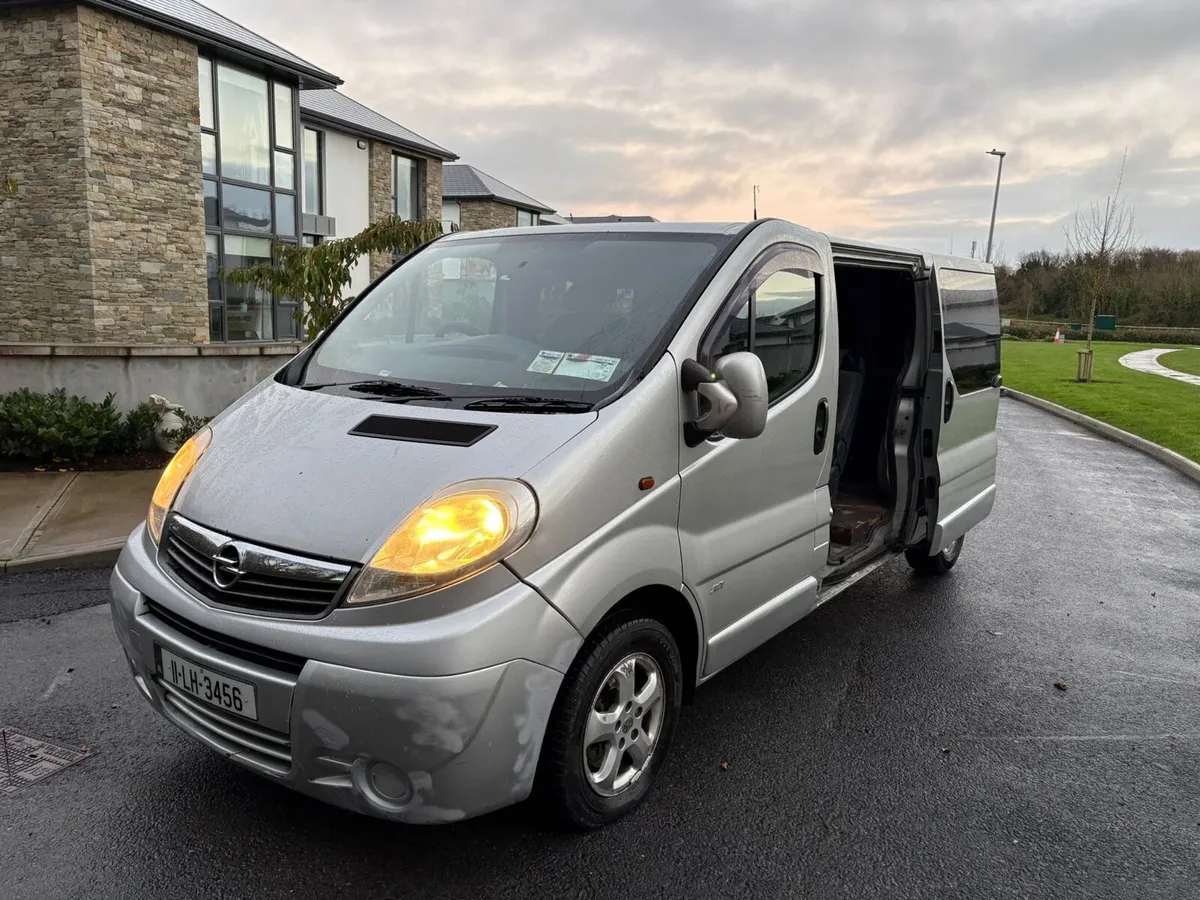 2011 Opel vivario - Image 1
