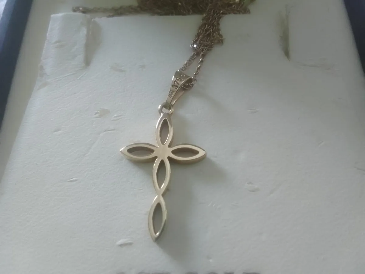 9ct YELLOW GOLD CROSS PENDANT 18" AS NEW - Image 2