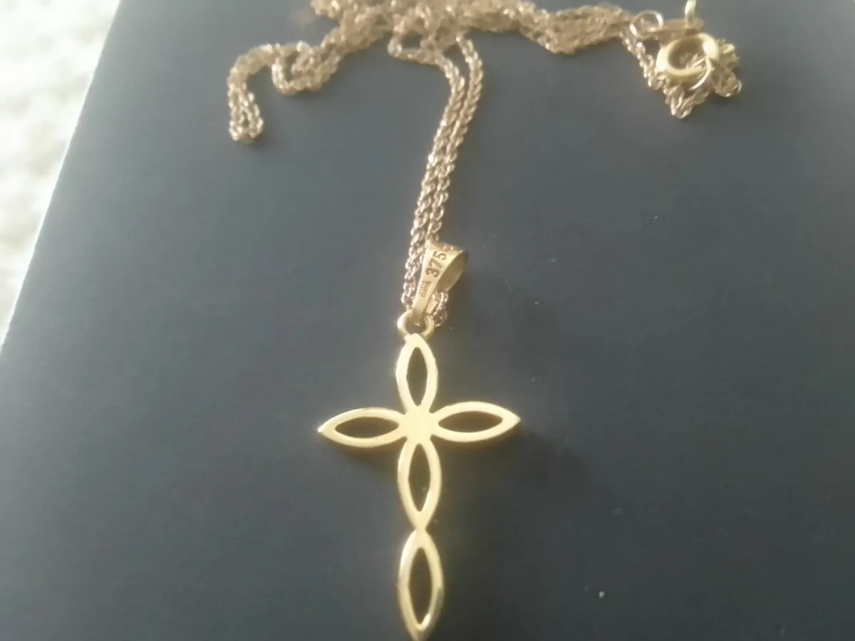 9ct YELLOW GOLD CROSS PENDANT 18" AS NEW - Image 3