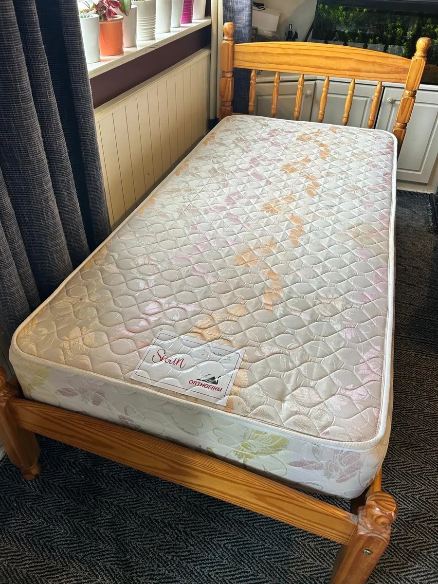 Single bed with mattress - Image 1