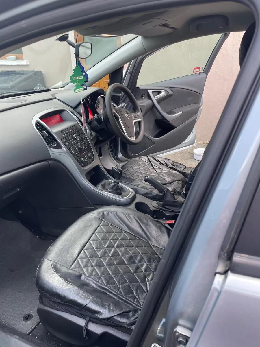 Opel Astra 2014 - Image 2