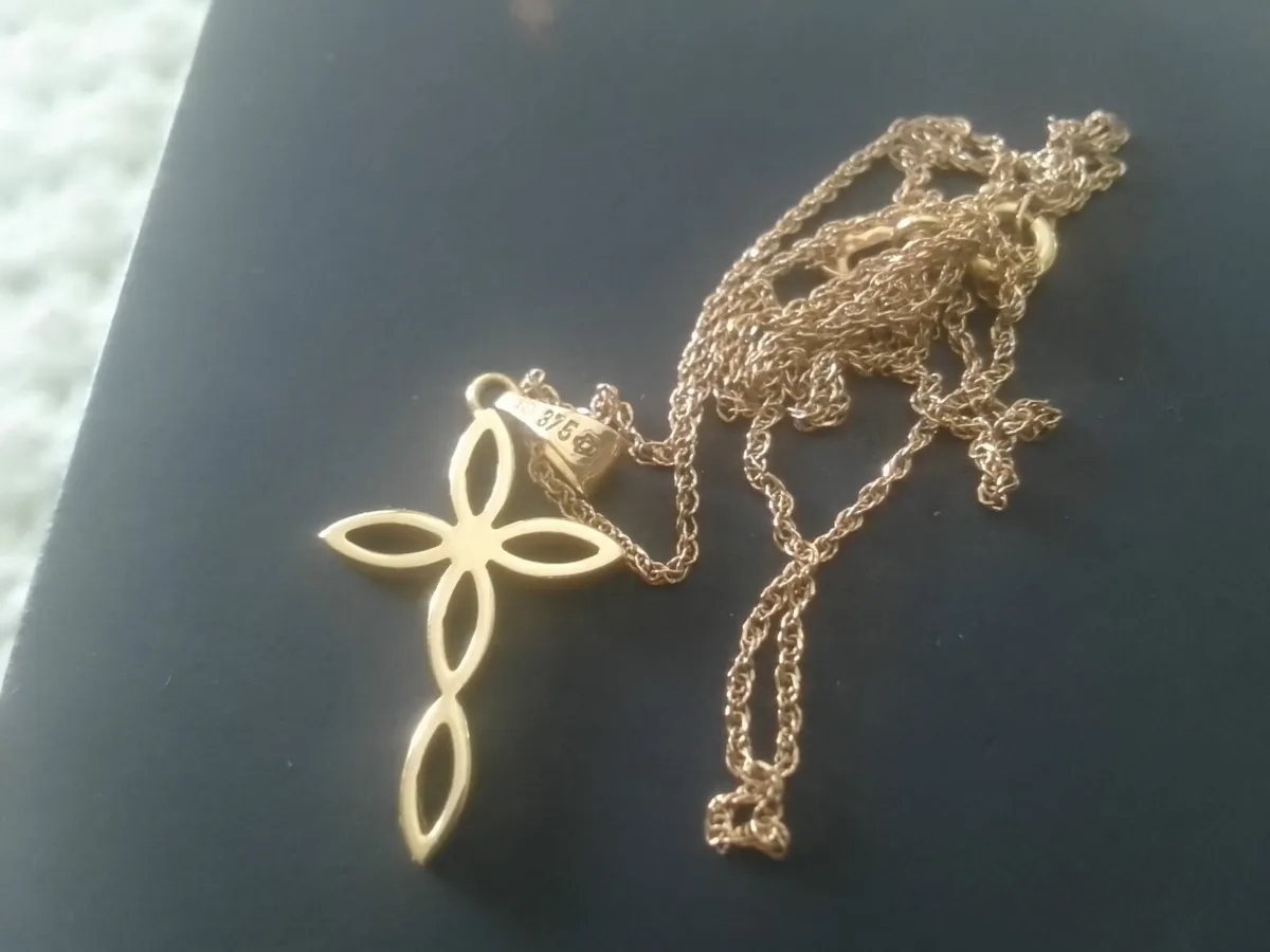 9ct YELLOW GOLD CROSS PENDANT 18" AS NEW - Image 1