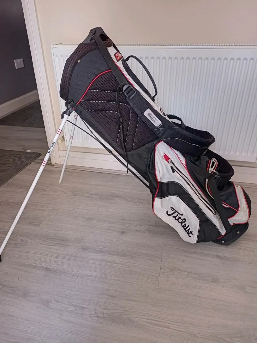 Titleist Golf bag with stand. No hood - Image 1
